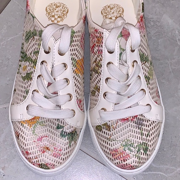 Vince Camuto kids sneakers - Picture 3 of 8
